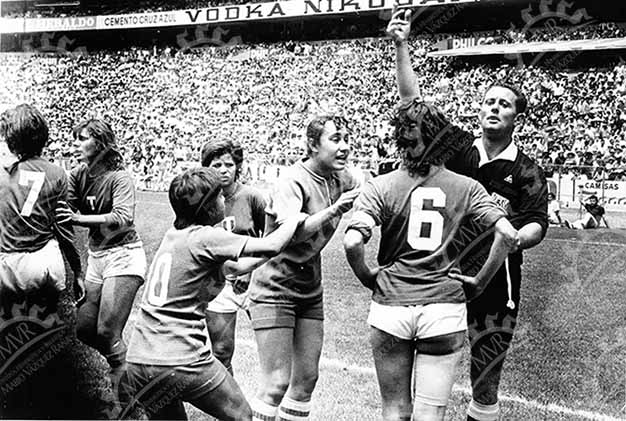 México 1971 - Jugada con árbitro